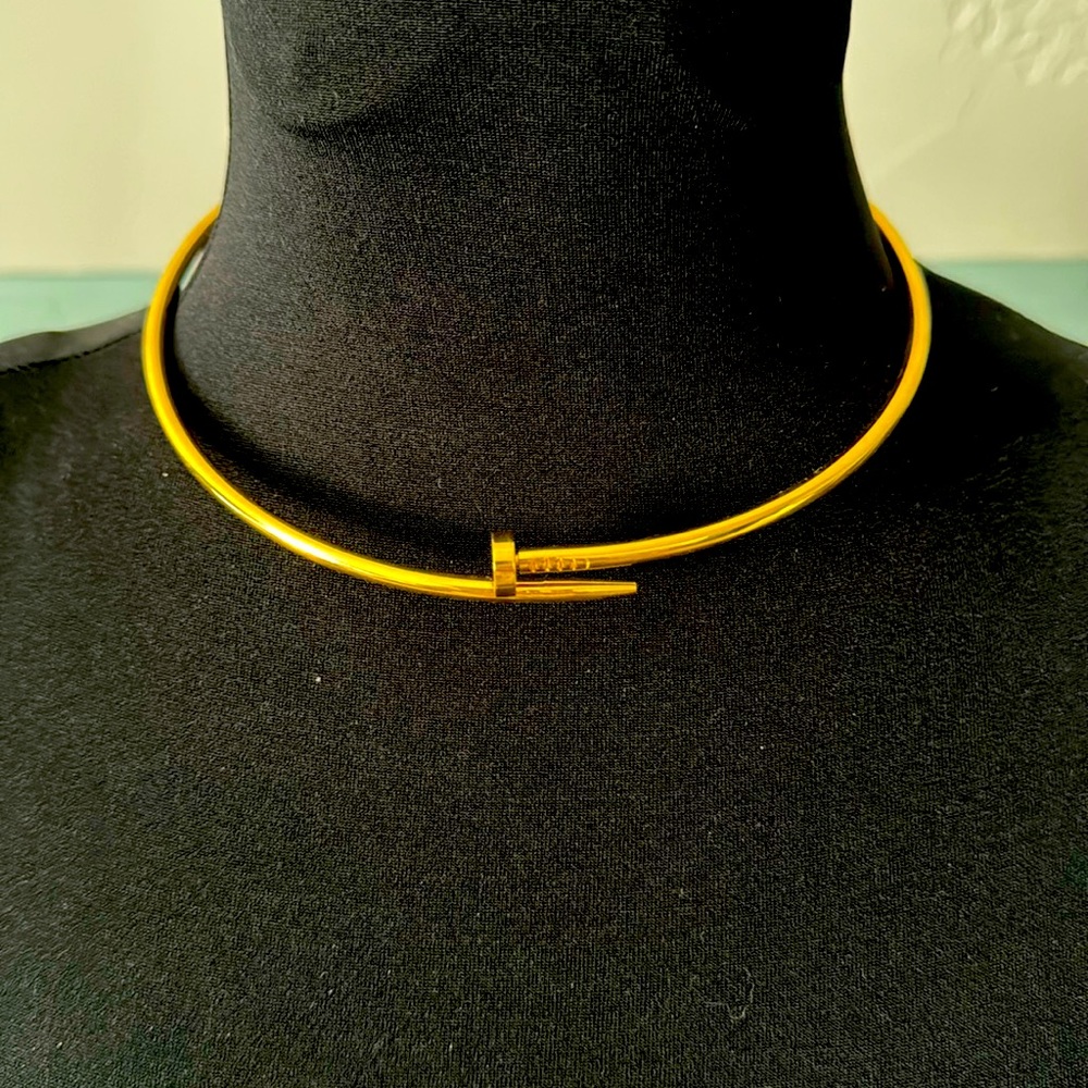 Klassy Rounds “Style” Nail Choker - Just like Taylor Swift’s! Like new🔥💋❤️